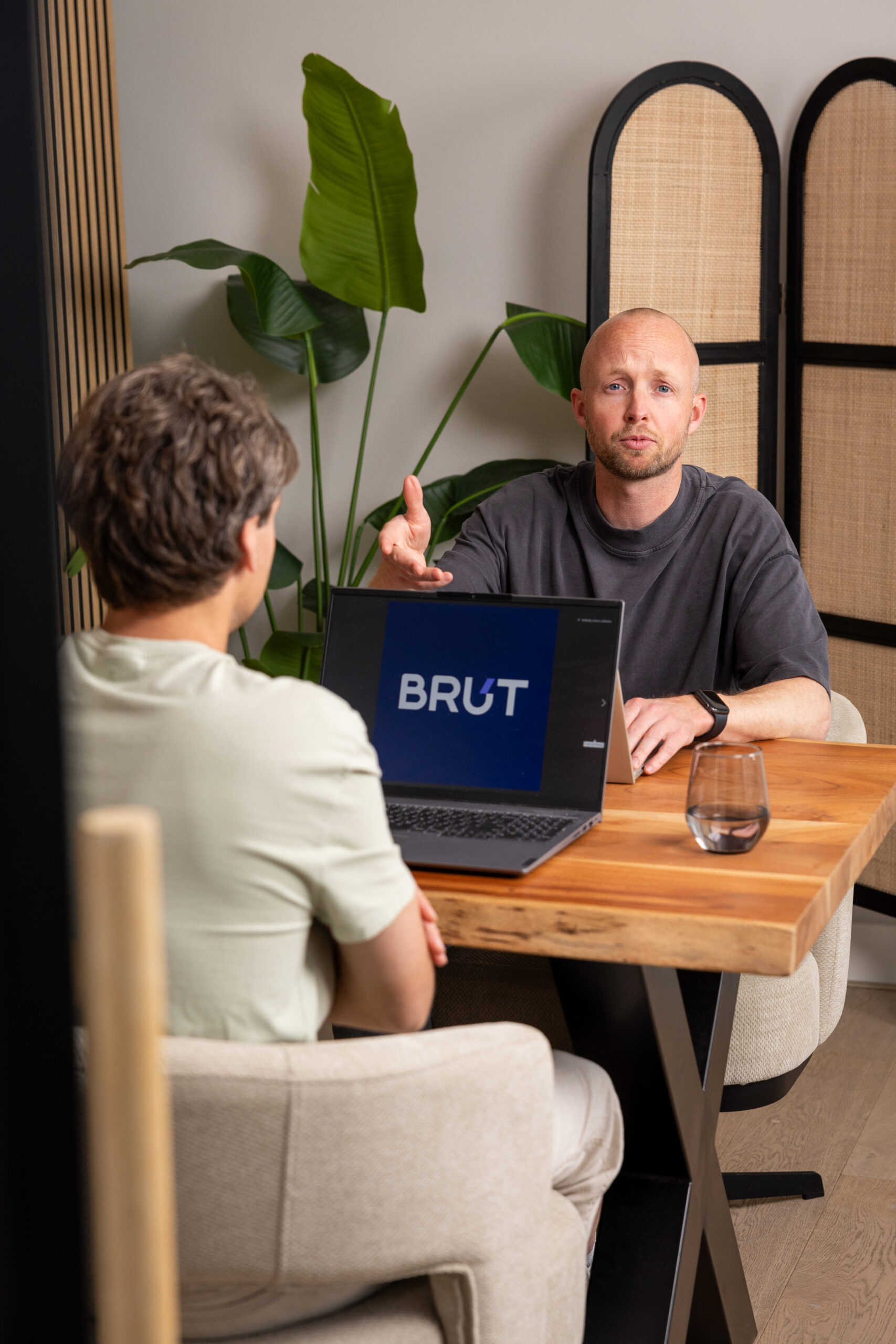 Adviseur van BRUT in gesprek met klant over aansprakelijkheidsverzekering particulieren